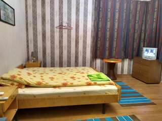 Гостевой дом East Gate Guest Rooms Пловдив Семейный номер с общей ванной комнатой-2