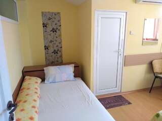 Гостевой дом East Gate Guest Rooms Пловдив Небольшой двухместный номер с 1 кроватью или 2 отдельными кроватями-8