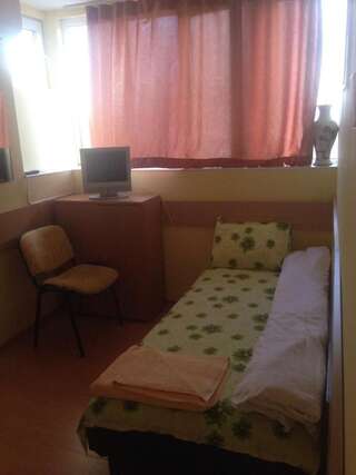 Гостевой дом East Gate Guest Rooms Пловдив Небольшой двухместный номер с 1 кроватью или 2 отдельными кроватями-9