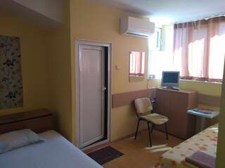 Гостевой дом East Gate Guest Rooms Пловдив Небольшой двухместный номер с 1 кроватью или 2 отдельными кроватями-3
